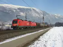 Die 1116 096 und eine Weitere am 29.01.2011 mit einem G�terzug unterwegs bei Schwaz. 