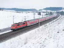 Die 111 028 am 03.01.2011 mit einem RE unterwegs bei Hebertshausen. 