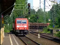 185 222-7 mit G�terzug f�hrt am 06.08..2010 durch den Bf Bonn-Beuel Richtung S�den.