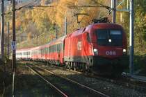 1116 089-2 mit dem IC 536 von Villach-Wien S�dbahnhof kurz nach der Durchfahrt in Payerbach-Reichenau. (31.10.2005)