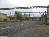 Die Zufahrtsgleise zur im Bau befindlichen S-Bahn-Werkstatt
auf dem Gel�nde des alten Postbahnhofes in Frankfurt am Main
waren am 02.10.2005 auch schon verlegt und eingeschottert.