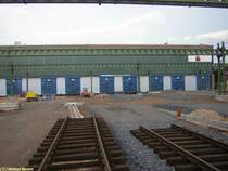 Blick auf die Halle des ehemaligen Postbahnhofes in Frankfurt
am Main, in der eine neue S-Bahn-Werkstatt entsteht, die Gleise
laufen am 02.10.2005 bereits auf die Halle zu und die Tore sind
auch bereits eingebaut.