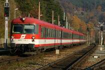 Steuerwagen 6010 015-3 als IC 559  Stadt Bruck an der Mur  von Wien S�dbahnhof-Graz bei der Durchfahrt in Payerbach-Reichenau. (31.10.2005)