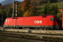 1116 144-5 nach der Ankunft mit einem Regionalzug im Bahnhof Payerbach-Reichenau. (31.10.2005)