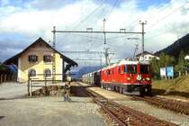 RhB Extra - G�TERZUG 6717 von Samedan nach S-chanf am 04.09.1996 in La Punt mit E-Lok Ge 4/4II 617 - Ge 4/4II 630 - Fad 8731 - Fad 8726 - Fad 8736 - Fad 8727 - Fad 8738 - Fad 8733 - Fad 8739 - Fad 8728. Hinweis: Doppelbespannung ist f�r die R�ckfahrt �ber Albula n�tig. Beladen ist die Zughakenlast gerade noch zul�ssige 420t bei 35? Steigung 
