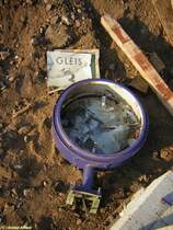 Begleiteffekte der Modernisierung des Bahnhofes Frankfurt am Main
 - Sportfeld f�r die Fussball-WM 2006: Am Gleisdreieck lagen am
14.10.2005 eine zertr�mmerte Bahnhofsuhr und eine Gleisnummerntafel.


 