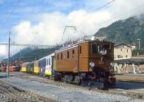 RhB Dienst-EXTRAZUG f�r RH�TIA INCOMING 9217 von Samedan nach Zuoz am 04.09.1996 Ausfahrt Samedan mit Oldtimer-E-Lok Ge 4/6 353 - WRS 3821 - B� 2096 - A� 1102 - B� 2060 - B� 2091.
