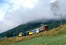 RhB Dienst-EXTRAZUG f�r RH�TIA INCOMING 9217 von Samedan nach Zuoz am 04.09.1996 zwischen La Punt und Madulain mit Oldtimer-E-Lok Ge 4/6 353 - WRS 3821 - B� 2096 - A� 1102 - B� 2060 - B� 2091.
