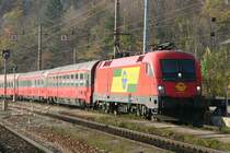 1116 063-7 der ROeEE auf der Semmeringbahn. Sie zieht den IC 536 von Villach nach Wien S�d durch den Bahnhof Payerbach-Reichenau. (1.11.2005)
