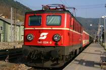 1141 024-8 mit dem  Erlebniszug Zauberberge  von Wiener Neustadt-M�rzzuschlag im Bahnhof Payerbach-Reichenau. (1.11.2005)