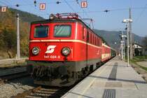 1141 024-8 mit dem  Erlebniszug Zauberberge  im Bahnhof Payerbach-Reichenau. (1.11.2005)