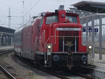 Die 363 218-9 schiebt den IC2238 von Leipzig Hbf.in die Abstellanlage im Rostocker Hbf.Aufgenommen am 10.12.05