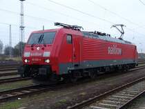 Die 189 090-4 wird in K�rze einen Ausgangszug im Bahnhof Rostock-Seehafen bespannen.Aufgenommen am 10.12.05 in H�he Aufsicht WRS.