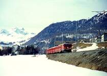 RhB REGIOLNALZUG 721 von St.Moritz nach Suol am 02.03.1998 zwischen Samedan und Bever mit E-Lok Ge 4/4I 604 - B 2353 - B 2303 - A 1229 - B 2355 - B 2367 - D 4210 - B 2316. Hinweis: Eine um 3 B-Wagen verst�rkte Plankompo wegen Trainingsl�ufer Engadiner Skimarathon.
