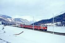 RhB SKIMARATHON-EXTRAZUG 3772 von Flablager km 107.280 (heute Haltestelle Marathon) nach St.Moritz am 08.03.1998 zwischen Bever und Samedan mit E-Lok Ge 4/4I 603 - B 2331 - B 2270 - B 2324 - B 2322 - B 2281 - B 2259 - AB 1569.  Hinweis: Eine aus Wagen der letzten Reserve gebildeten Kompo wegen Gro�verkehr Engadiner Skimarathon. 
