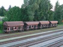 Bahnschotterwagen, teilweise umgebaute Tds-Wagen am Bhf. RIED 2005-08-05