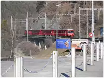S1 1521 mit Steuerwagen 1713 f�hrt in Reichenau-Tamins ein. (08.02.2011)