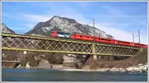 RE1236 nach Disentis mit Ge 4/4 II 615  Klosters  auf der Hinterrheinbr�cke bei Reichenau-Tamins. (08.02.2011)