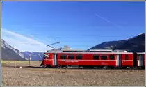 S1 1521 mit Be 4/4 passiert den unbewachten Bahn�bergang bei der Kapelle Sogn Mang bei Bonaduz. (08.02.2011)