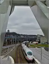 So sieht es von der Fu�g�ngerbr�cke im Bahnhof Li�ge Guillemins aus, wenn der ICE 4604 aus Richtung Br�ssel dort einf�hrt. 06.02.2011 (Jeanny)