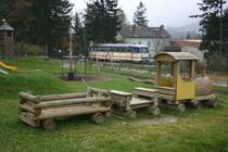 Schienenbusbeiwagen 7047 002-6 abgestellt als Gastst�tte am Rande eines Spielplatzes auf der Passh�he des Semmering. (6.11.2005)