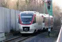 Soeben f�hrt ein Zug der Linie S28 der Regiobahn in den Haltepunkt Kaarster Bahnhof ein. Als Triebfahrzeug ist der VT 1002 vorgespannt, der Hintere ist unbekannt. 8.2.2011