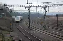 103 222-6 schiebt den RaiLab als 91544 von Hannover Hbf nach Kassel durch den Bbf Langeland an der Formsignalgruppe vorbei, 10.02.2011.