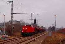 Lange angek�ndigt erreicht 203 118-5 mit einem Schotterzug den Bahnhof Rheydt. Zwei andere Fotografen hatten das Feld schon gestrichen. Ich hatte das Gl�ck des geduldigen;-). Donnerstag 10.2.2011