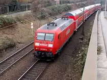 Zwischen Rheydt Hbf und M�nchengladbach Hbf donnert 145 039-4 mit einem RE4 an der Stra�e Hangbuschweg vorbei. 10.2.2011