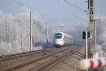Namenloser ICE am Bahn�bergang Schulpforta (n�he Naumburg/Saale),Richtung Bad K�sen fahrend,29.01.2011