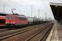 155 081-3 mit einem Kesselzug der laut UN-Nummer mit Benzin beladen ist in Berlin Sch�nefeld Flughafen. 10.02.2011
