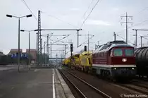232 223-8 von der DGT mit einem Bauzug in Berlin Sch�nefeld Flughafen in Richtung Gr�nauer Kreuz unterwegs. 10.02.2011