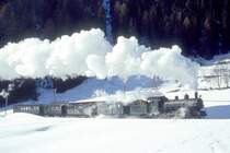 RhB DAMPFZUG f�r GRAUB�NDEN TOURS 3723 von St.Moritz nach Scuol am 09.02.1997 kurz vor Susch mit Dampflok G 4/5 108 - D� 4052I - B� 2060 - A� 1102 - B 2245.
