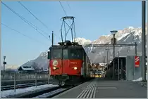 De 4/4 110 021-3 mit dem IR 2215 Interlaken Ost - Luzern am 5. Februar 2011 beim Halt in Brienz.