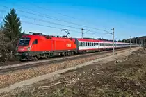 1116 185 ist mit OIC 866 Richtung Westen unterwegs. Die Aufnahme des Standardverkehrs an der Westbahn entstand am 06.02.2011.