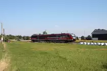 642 506/006 ist in Mehltheuer als RB16464 nach Gera unterwegs am 06.09.2010. Die Anschrift  Th�ringen mit der Bahn ... ausgeruht - bequem - staufrei  brachte auf der KBS546 auch keine zus�tzlichen Fahrg�ste, weshalb die seit Jahren drohende Einstellung des RB-Verkehrs zwischen Zeulenroda und Mehltheuer demn�chst erfolgt. Zum 01.03.2011 wurden diese Leistungen durch den Verkehrsverbund Vogtland abbestellt, wann die Fahrpl�ne angepa�t werden ist z.Z. noch nicht bekannt. 