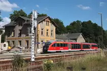 Am 19.07.2010 steht noch das EG des Zeulenrodaer unt. Bf und davor wartet 642 503/003, er war als RB16463 von Weida gekommen und wird als RB16462 dorthin zur�ckfahren. 