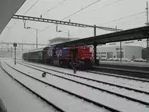 Die Am843 063-9 durchf�hrt den verschneiten Bahnhof Langenthal am Vormittag des 20.1.2011 mit 2 G�terwagen