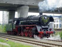 Sonderfahrt Berlin- Ostseebad Binz. 03 1010 wartet auf die R�ckkehr der 119 158-4. Diese war allein mit dem Sonderzug nach Binz weitergefahren (Stralsund am 21.05.05)