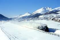 RhB DAMPFZUG f�r GRAUB�NDEN TOURS 3723 von St.Moritz nach Scuol am 01.02.1998 zwischen Zuoz und S-chanf mit Dampflok G 4/5 108 - B 2246 - D� 4052I - B� 2060 - B 2247. Hinweis: bei Bilderbuchwetter und klirrender K�lte rollt der Dampfzug mit 45 km/h das Engadin abw�rts. Blick auf Zuoz, Haupt- und Gerichtsort des Oberengadin mit Hochalpin-Lyzeum und der h�chstgelegenen Kaffeer�sterei Europas.
