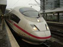 Endlich ist er auch hier angekommen der ICE3  G�ttingen . Ich muss dazu sagen das, dass f�r die Fotografen aus K�ln, FFM, MH, M�nchen usw. das normalste der Welt ist wenn sie ein ICE sehen, aber in Berlin war es bis jetzt eine echte seltenheit.