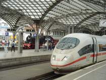 Opa und Enkel. Eine BR 74 trifft bei einer Sonderfahrt den ICE 3 (BR 403) im K�lner Hbf