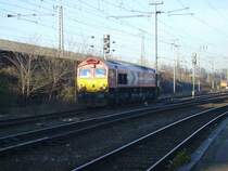 den ganzen Tag lang standen 2 class 66 der HGK in Worms . Gegen abend fuhr die Eine weg . Hier bei der Ausfahrt von Worms am 11.12.05 .
