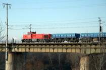 8.12.2005: LTE 2150 902  Brigitte  �berquert mit einem aus leeren Abraumwaggons bestehenden Zug die Donau. Dieser Zug verkehrt am Vormittag zwischen Unterpukersdorf und Sch�nfeld-Lasse. Die Fracht: Abraummaterial aus dem Wienerwaldtunnel.