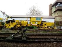 Diese Gleisbaumaschine stand am 12.12.05 abgestellt in Worms.