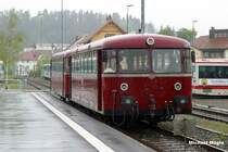 Der Schienenbus im Bahnhof M�nsingen steht zu Abfahrt Richtung Schelklingen bereit.
05/2005