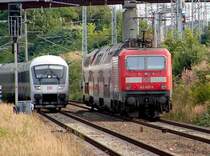 143 827-4 f�hrt als RB33327 nach Sassnitz. Daneben ist der Steuerwagen des IC's 2471 aus Binz zu sehen. (Stralsund am 28.08.05)