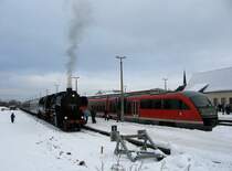 In Altenberg (Erzgebirge) hat die Nossener 52 8079 mit ihrem Sonderzug auf Gleis 7 umgesetzt, auf dem Nachbargleis stehen die Wintersportsonderz�ge - 10.12.2005
