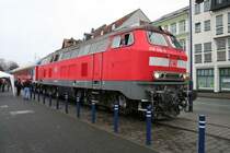 Der SH-Express wurde zur Taufe am 11.12.05 von der 218 432-3 an die Flensburger Hafenspitze gezogen. Das dort ein Personenzug stand, ist schon sehr lange her.