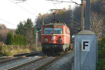 Semmeringbahn: 1042 032-1 mit einem talw�rts fahrenden G�terzug zwischen K�b und Payerbach-Reichenau. (11.11.2005)